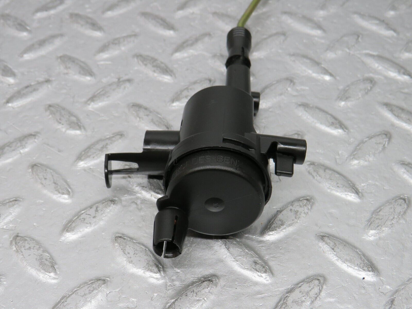 37773 Mercedes-Benz A124 320E Cabriolet Trunk Lock Vacuum Actuator