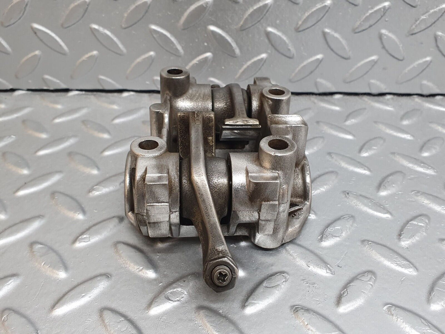 43067 Mercedes-Benz W123 Rocker Arms Camshaft Bearing Block 1020510110