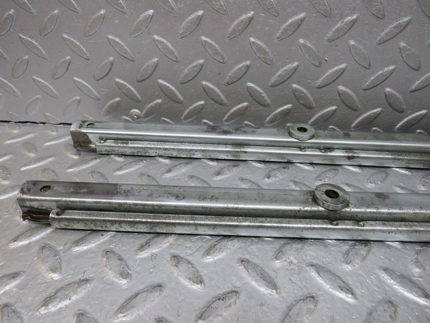 37082 Mercedes-Benz C126 420SEC Coupe Front Right Seat Rail Pair