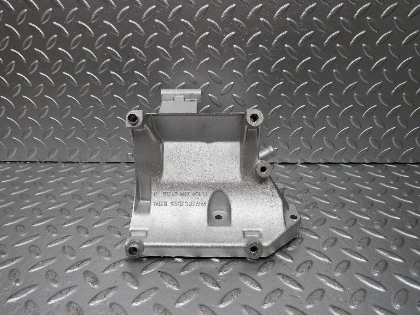 24991 Mercedes-Benz W140 S320 Air Con Compressor Bracket 1042360130