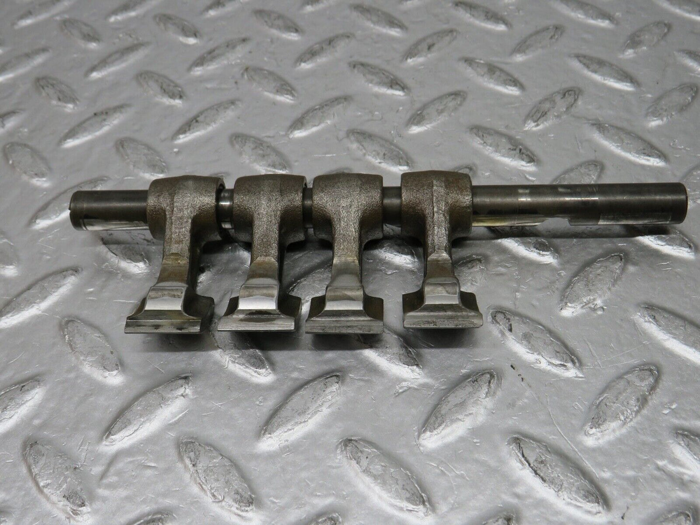 0361 Mercedes-Benz W123 220D Camshaft Rocker Arm With Shaft