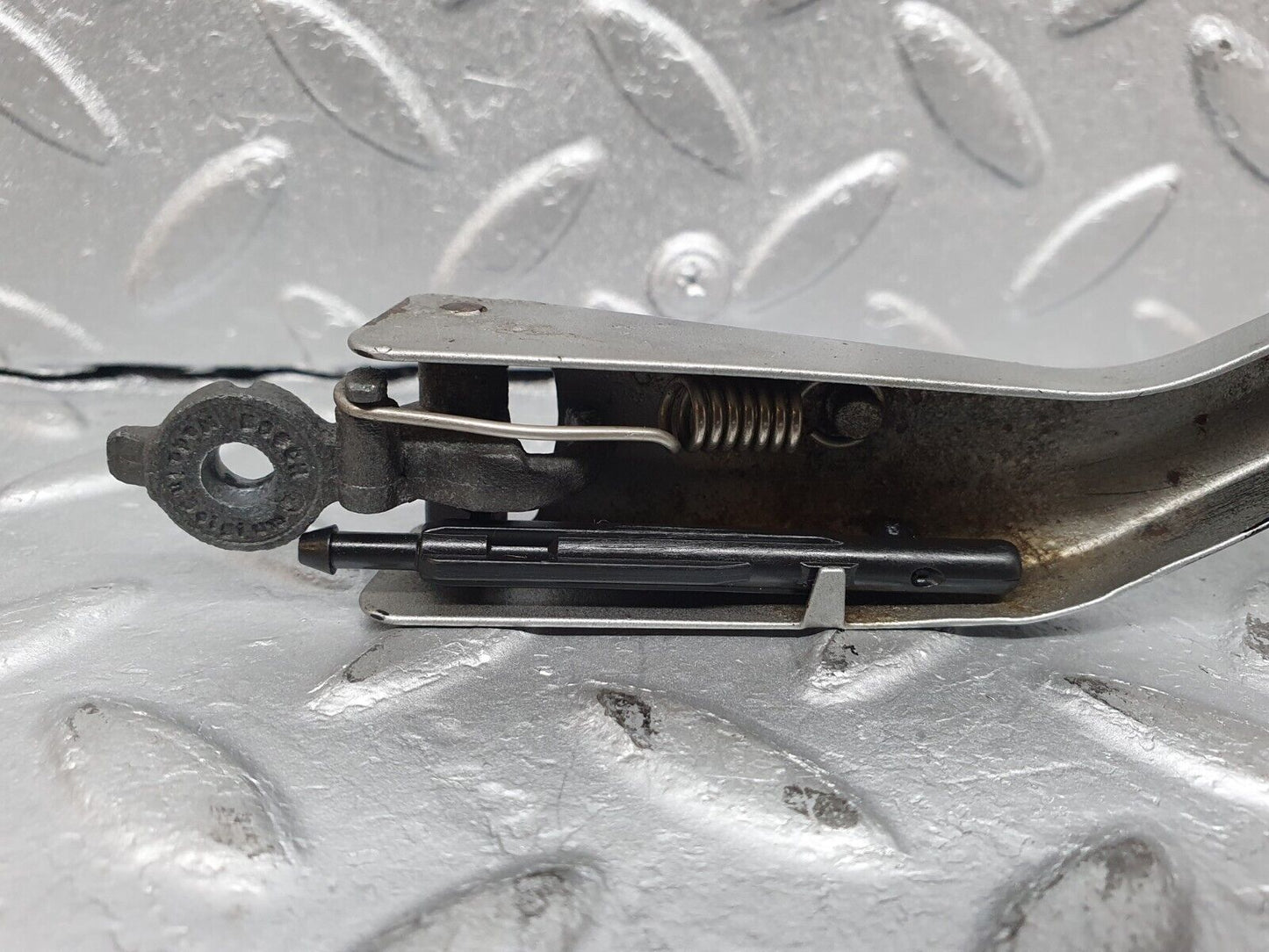 41074 Mercedes-Benz W126 300SE Headlight Wiper Arm Bosch Right Side