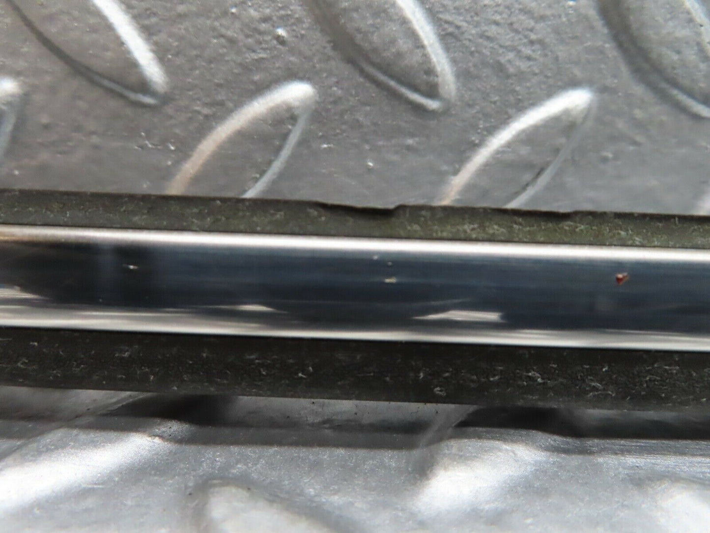 21102 Mercedes-Benz W123 230E Front Left Fender Wing Centre Moulding Trim