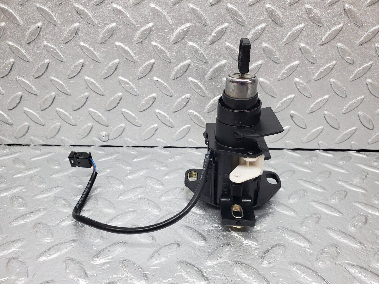 44802 Mercedes-Benz W124 220E Trunk Lock With Key 1248209610