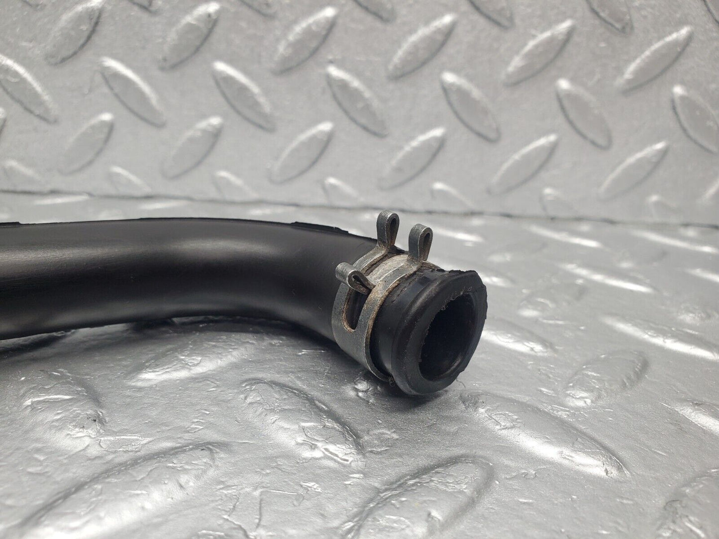 46208 Mercedes-Benz W124 280E Crankcase Breather Hose Pipe 2X 1040943582 1040943682