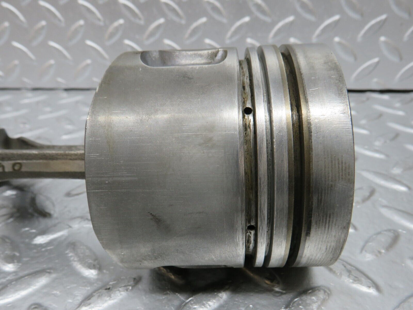 32933 Mercedes-Benz W123 300D Piston With Connecting Rod 90.875 mm 61502