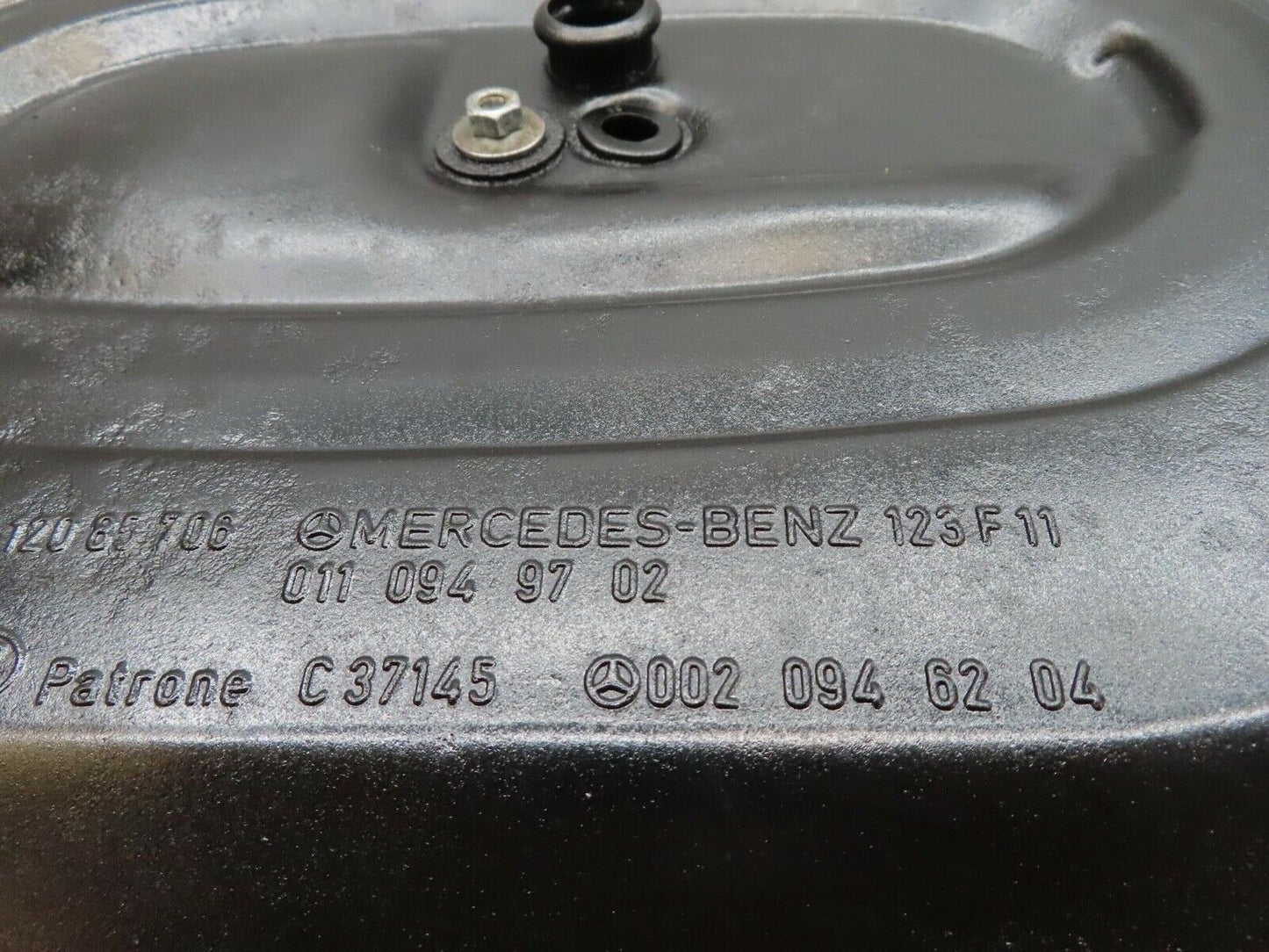 15893 Mercedes-Benz W123 280E Air Filter Box Housing 0110949702