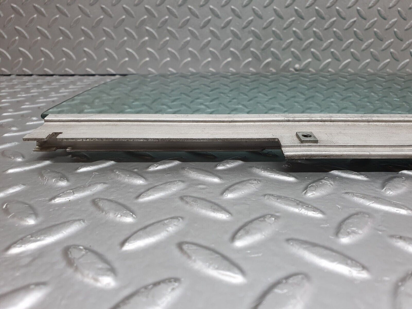 41131 Mercedes-Benz W126 300SE Front Right Door Window Glass