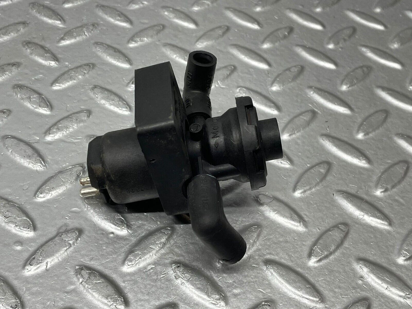 38027 Mercedes-Benz W124 220E Fuel Regeneration Vacuum Valve 0011408060