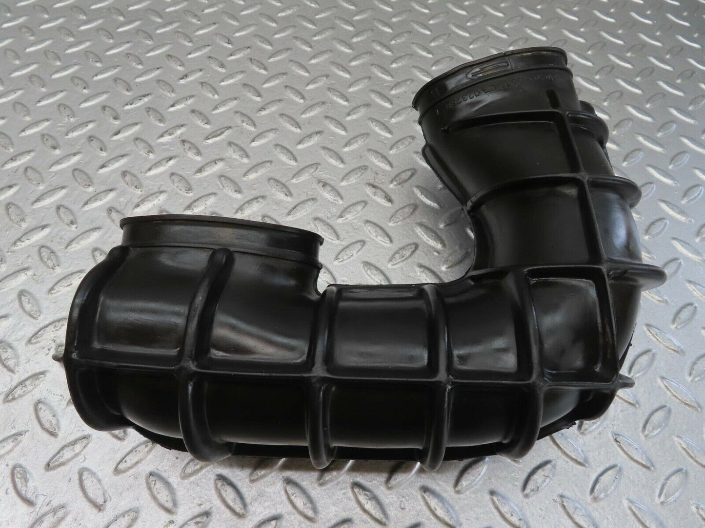 13516 Mercedes-Benz W123 200 Carburettor Air Intake Pipe Hose 1020940811