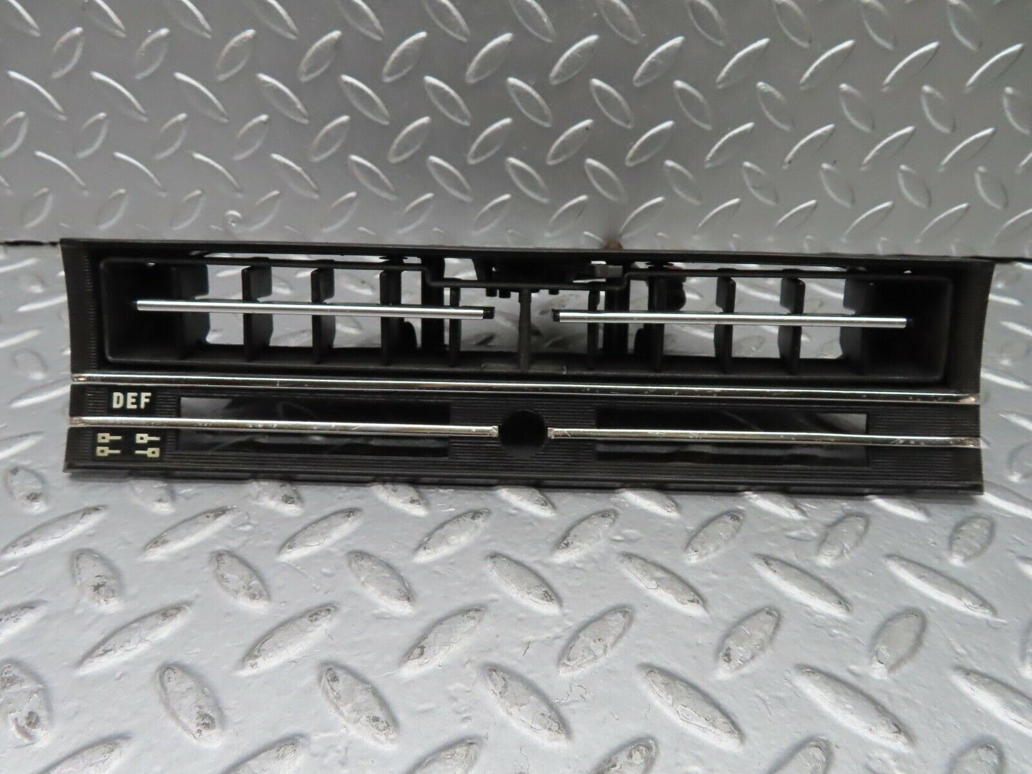20896 Mercedes-Benz W114 250CE Coupe Dashboard Centre Air Vent 1158300003