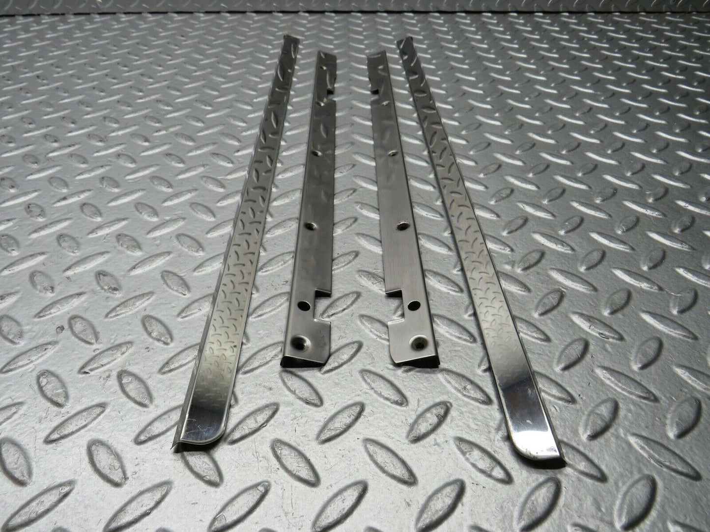 21805 Mercedes-Benz W126 300SE Sunroof Chrome Trim Set