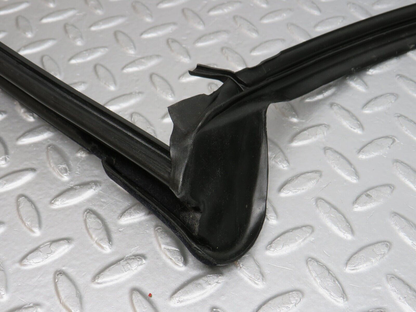38606 Mercedes-Benz R129 280SL Coupe Front Windscreen Rubber Seal