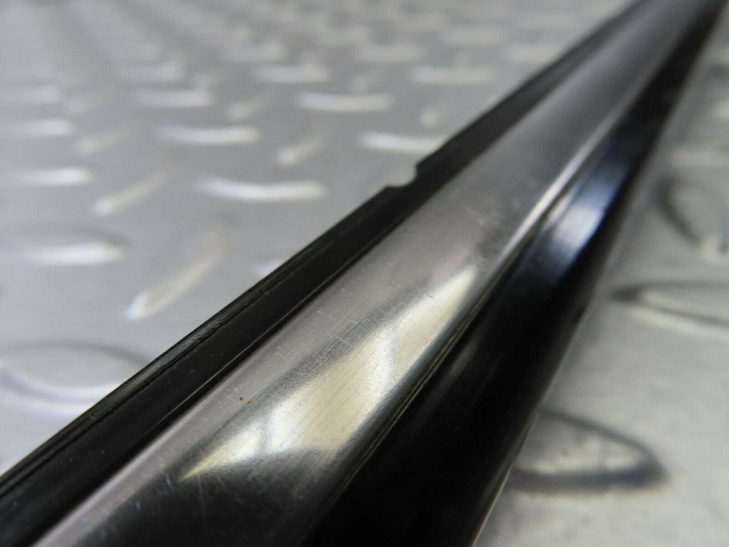 10252 Mercedes-Benz W123 Front Left Door Centre Moulding Trim