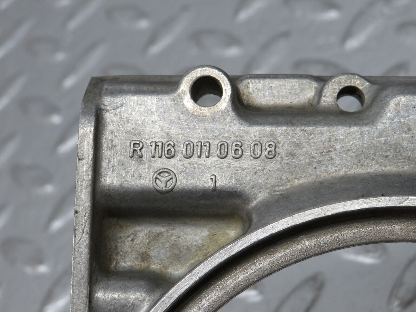 32760 Mercedes-Benz C107 R107 350 V8 Crankshaft Rear Sealing Cover 1160110608
