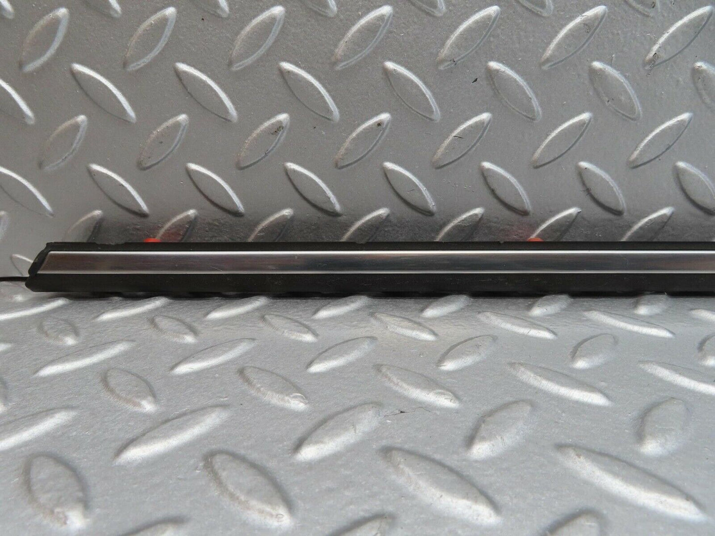13444 Mercedes-Benz W123 200 Front Right Door Centre Moulding Trim