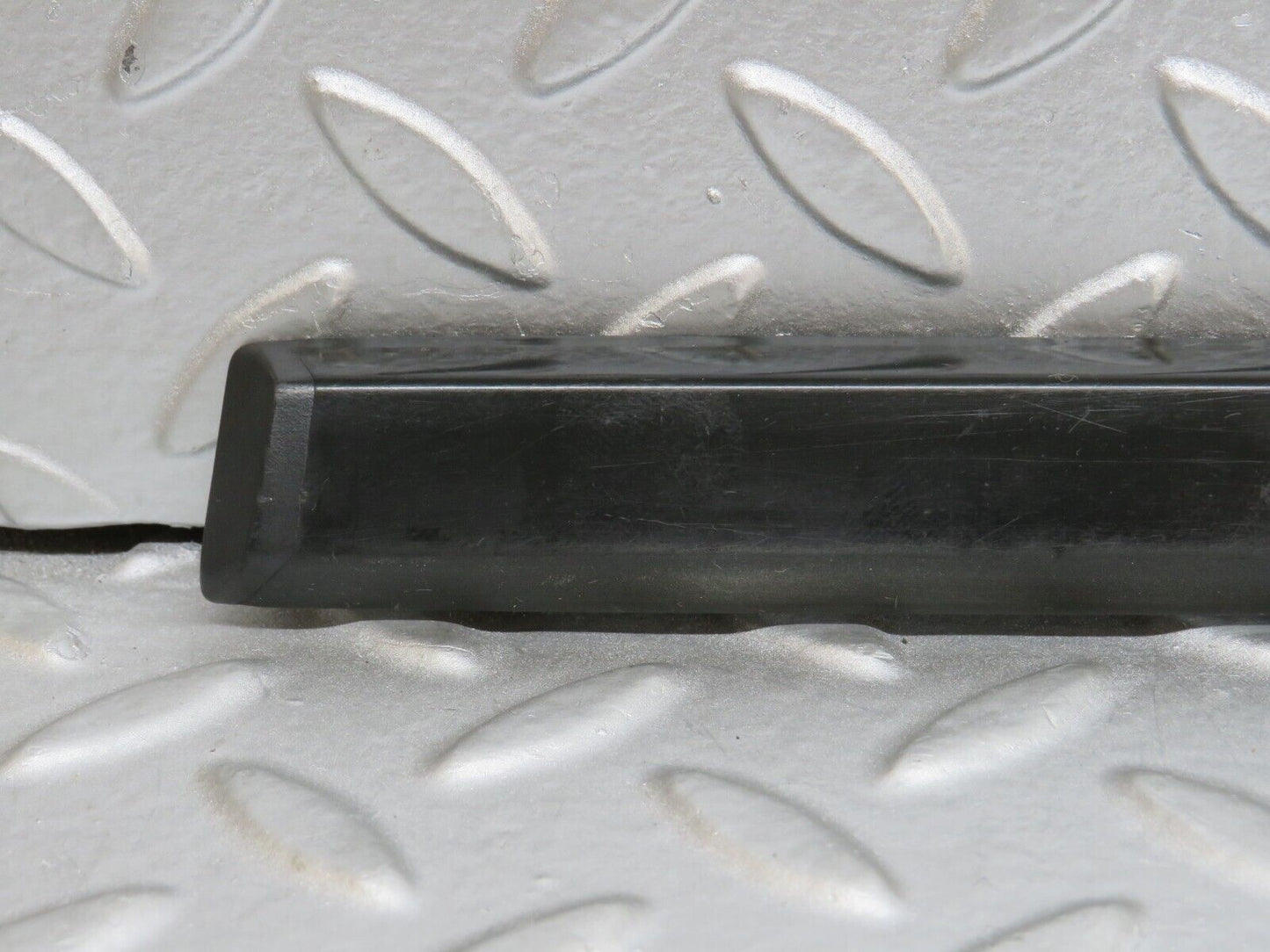 33843 Mercedes-Benz W201 190E 2.0L Front Right Door Centre Moulding Trim