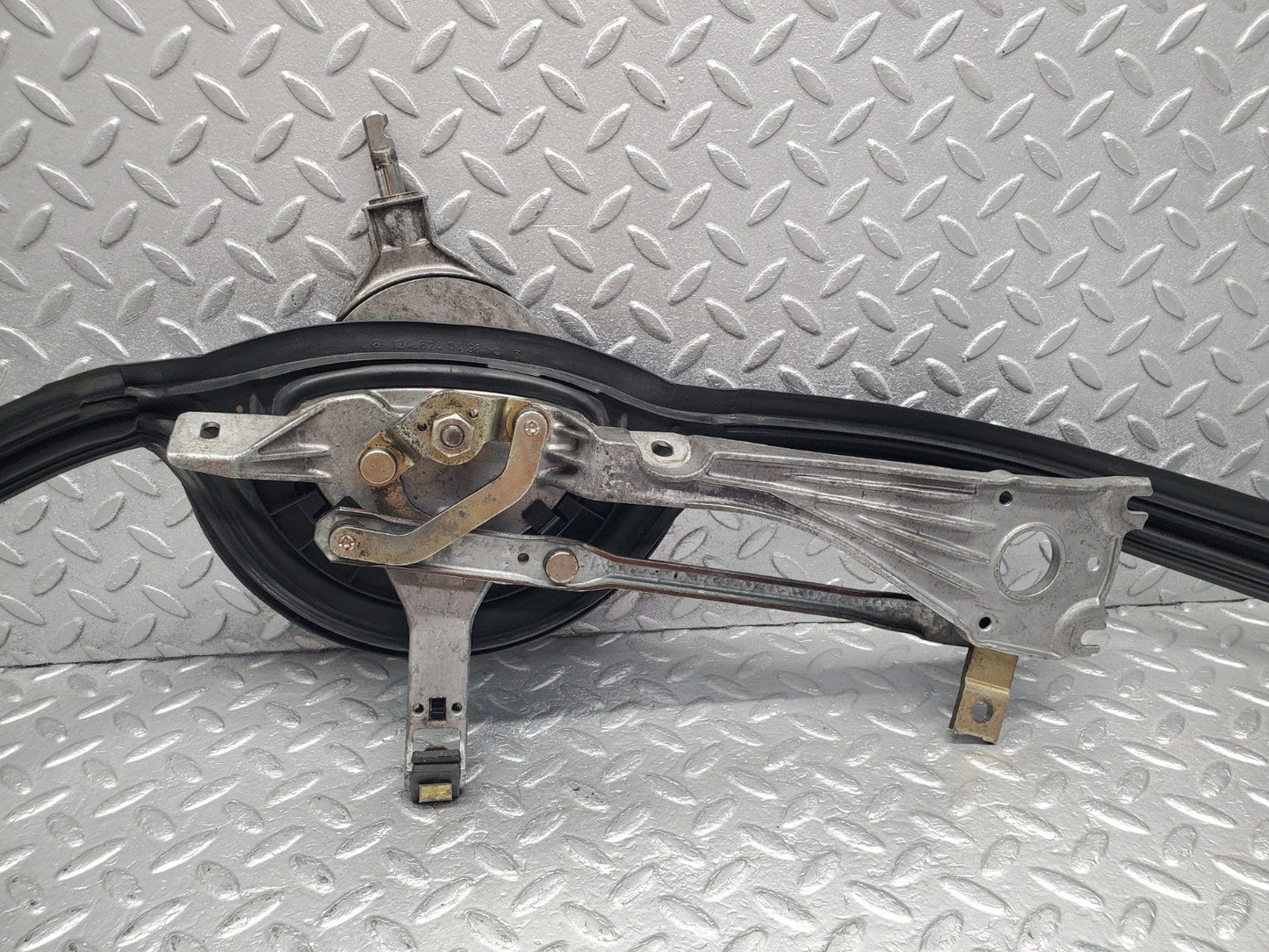 W124 Wagon windscreen wiper mechanism linkage used OEM