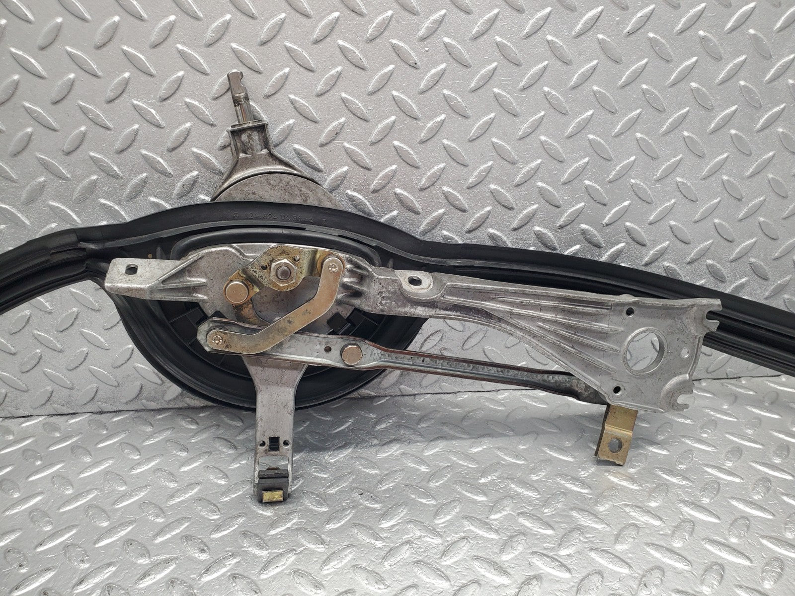 W124 Wagon windscreen wiper mechanism linkage used OEM