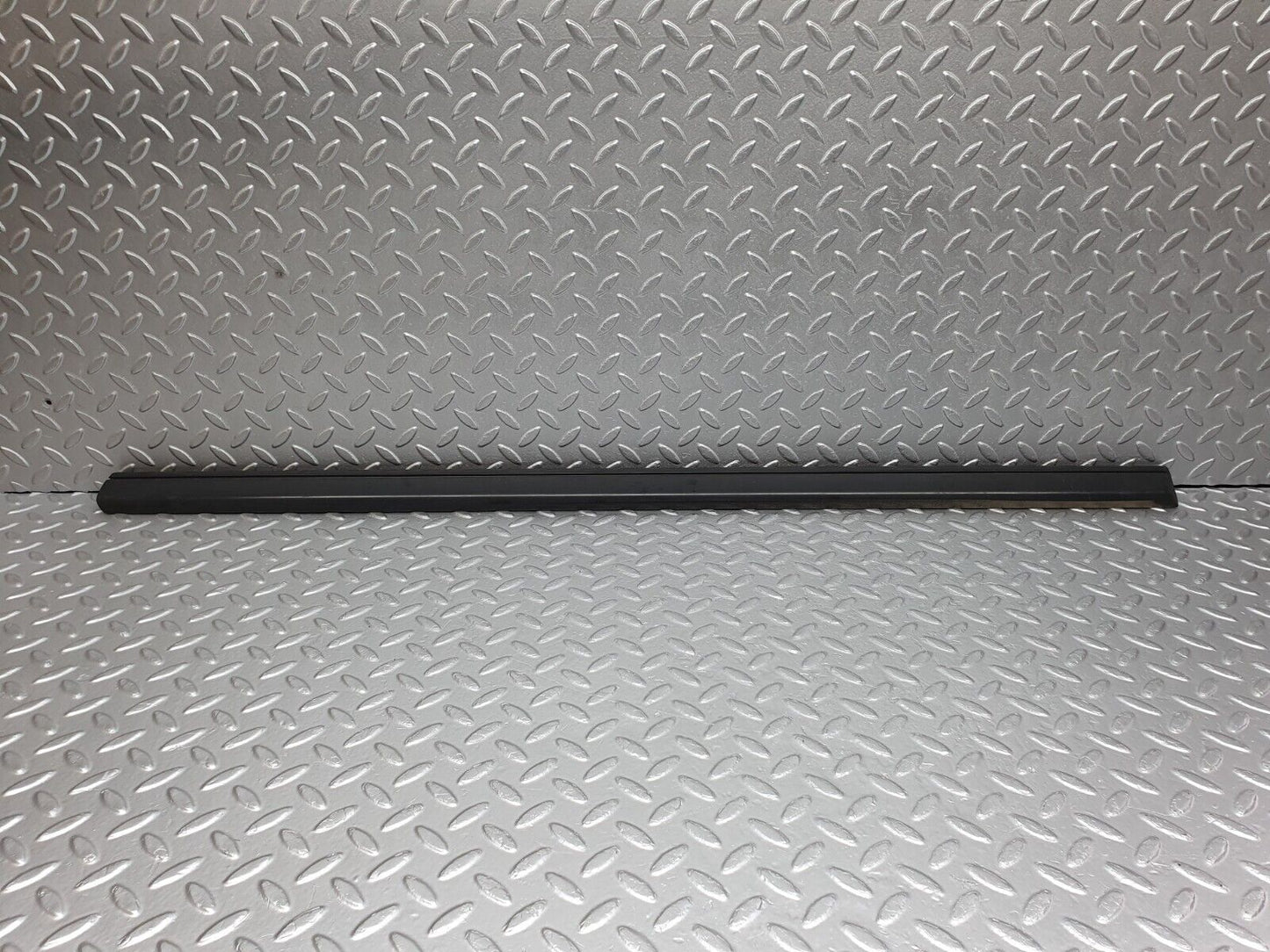 41683 Mercedes-Benz W124 200E Front Right Door Centre Moulding Trim