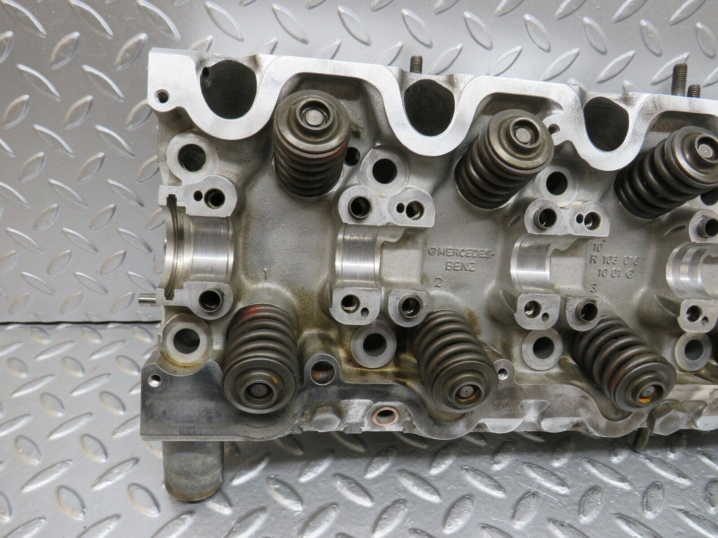 32692 Mercedes-Benz S124 300TE Wagon Cylinder Head 1030161001