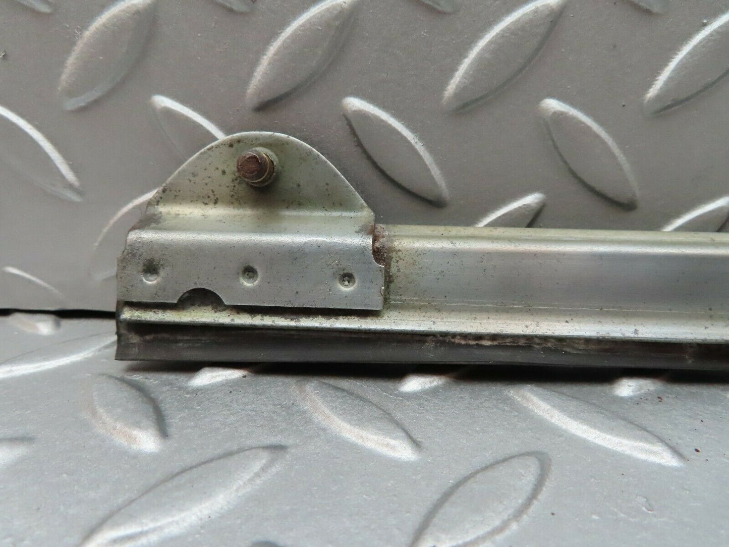 3689 Mercedes-Benz W108 280SE Front Left Door Glass Holder