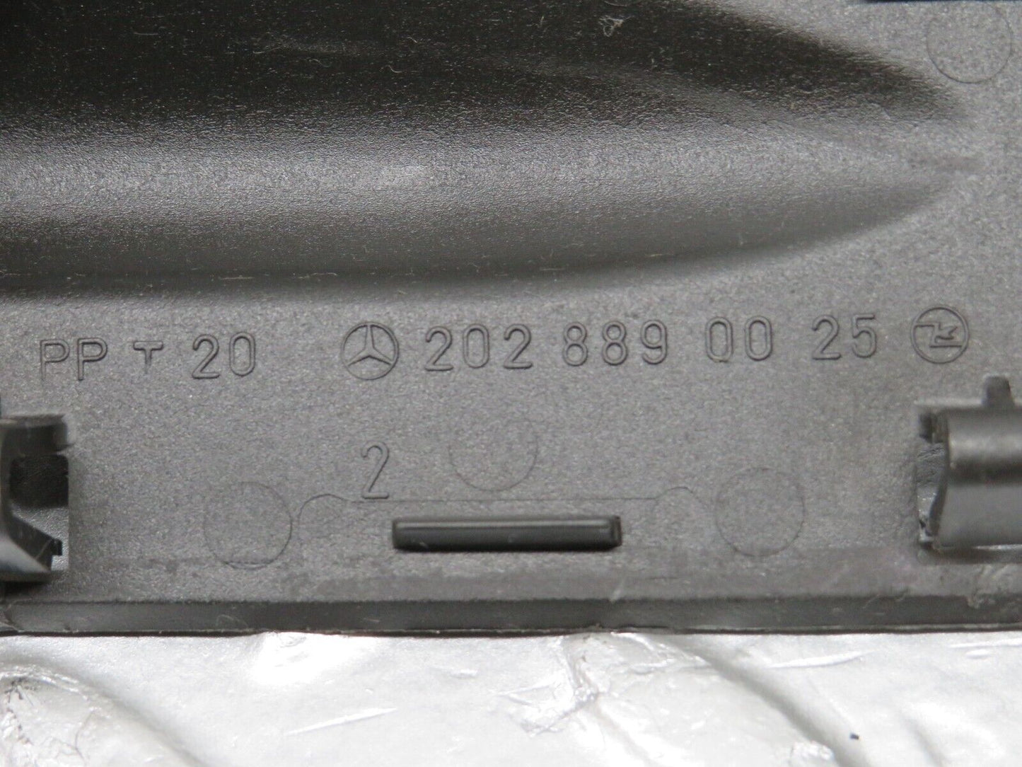 33457 Mercedes-Benz W202 C180 Windscreen Washer Nozzle Cover Trim 2028890025