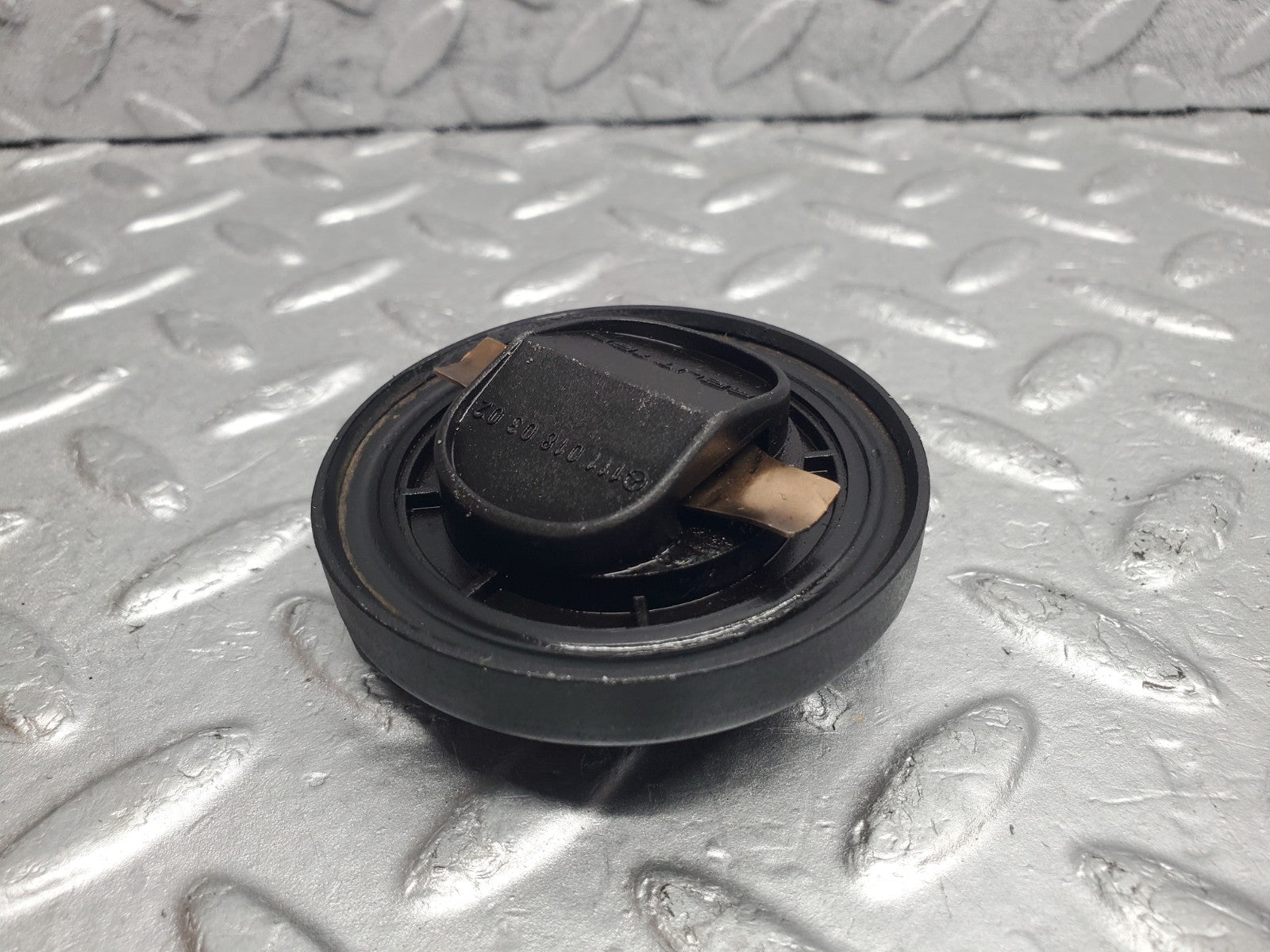 W124 Wagon oil filler cap used OEM