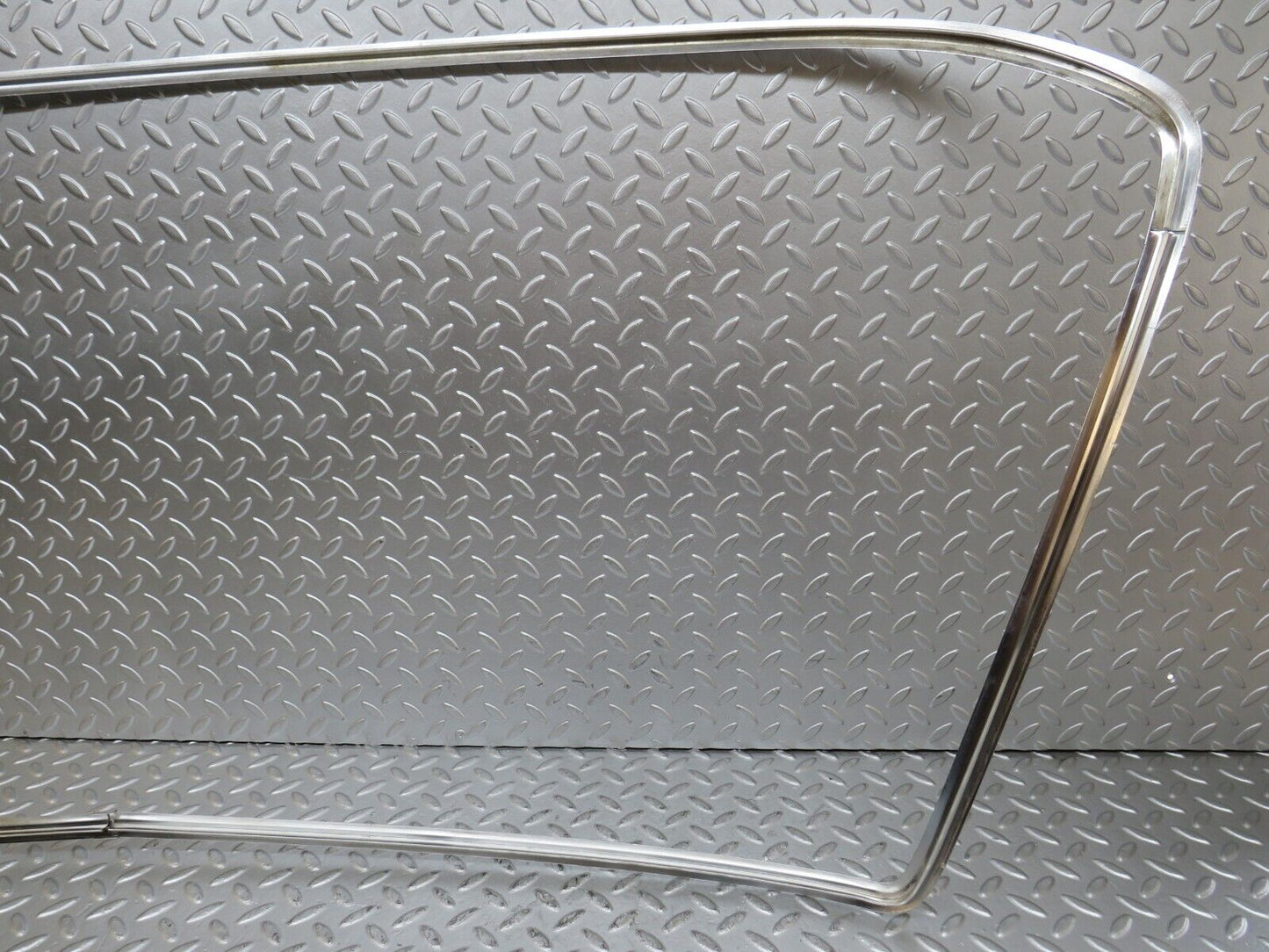 26299 Mercedes-Benz W116 450SE Rear Windscreen Chrome Frame