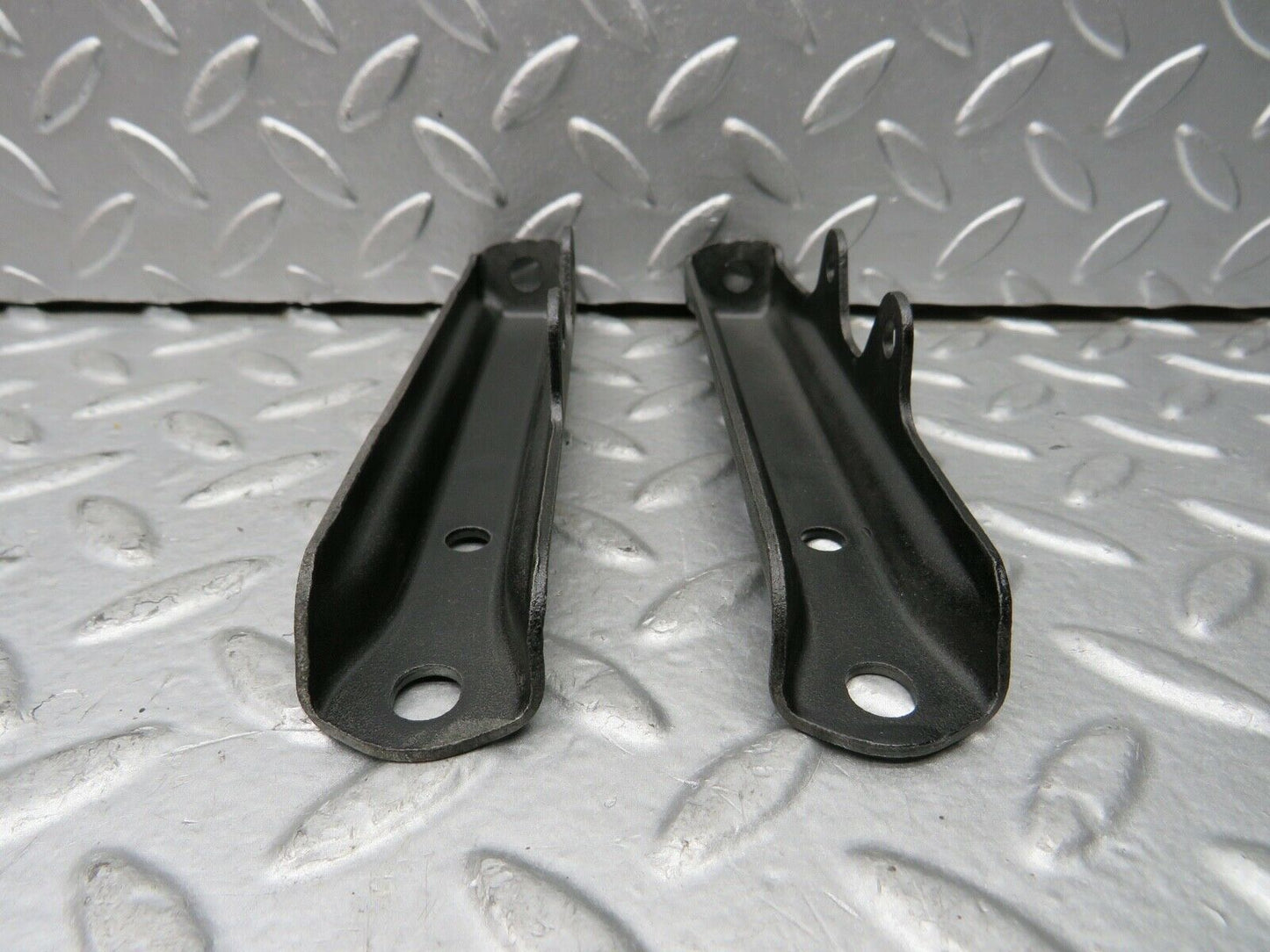 21895 Mercedes-Benz W126 300SE Air Intake Manifold Bracket