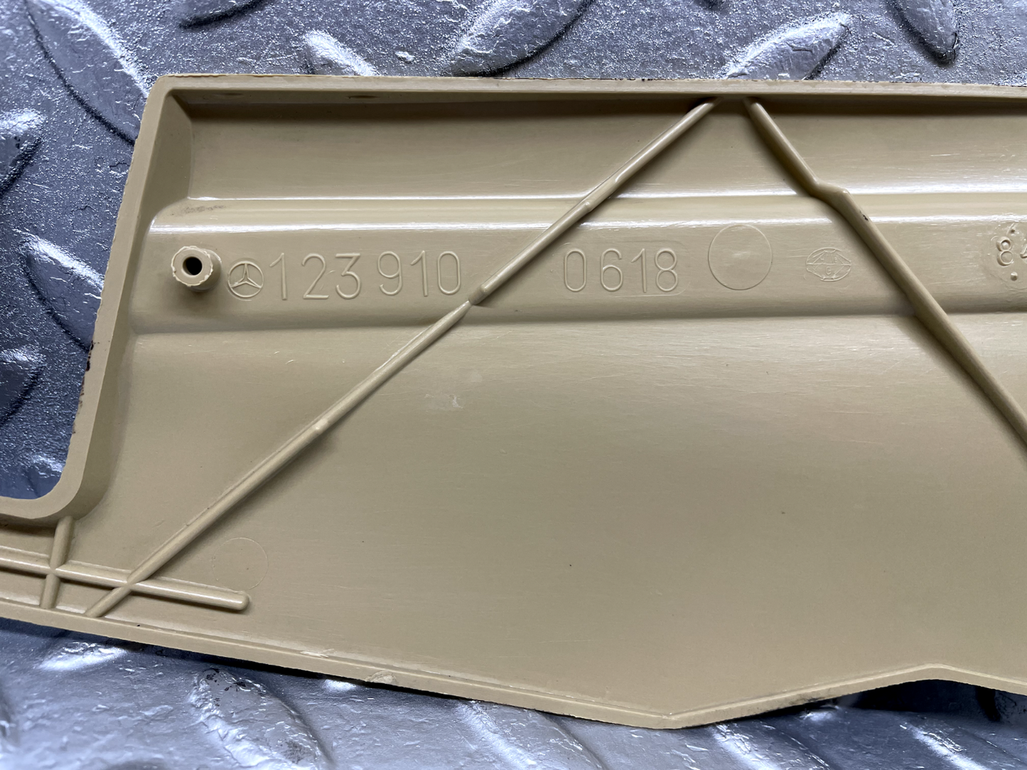 44280 Mercedes-Benz W123 280E Front Right Seat Cover Trim Beige 1239100618