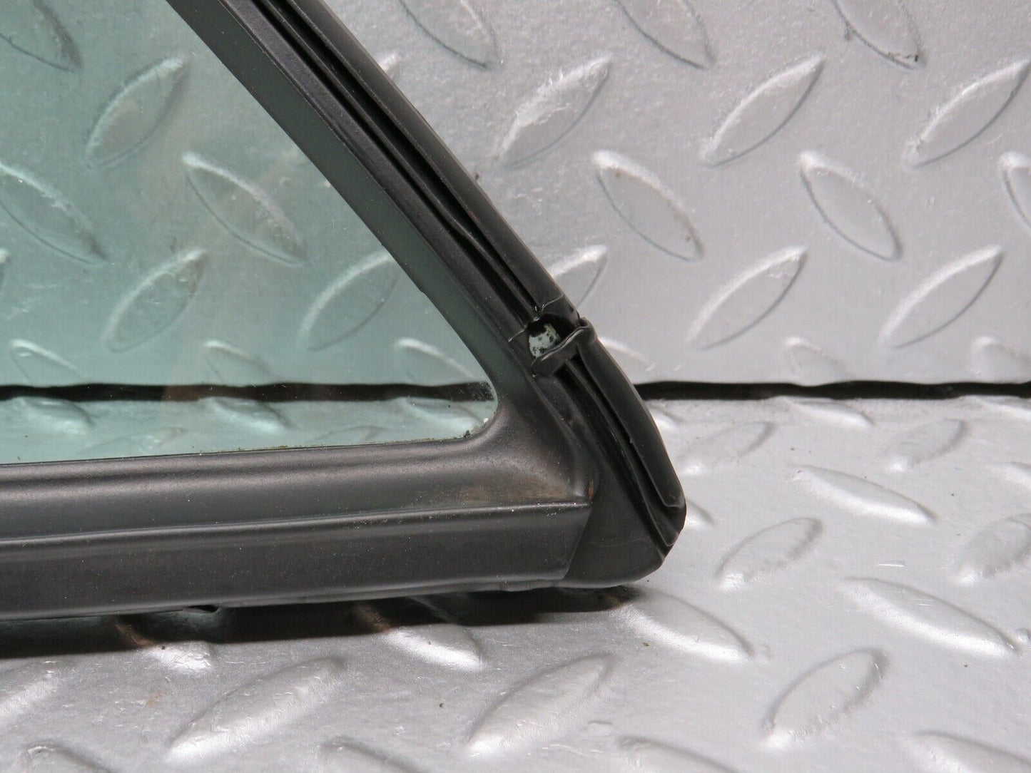 39068 Mercedes-Benz W201 190E Rear Right Quarter Window Glass 2017350624