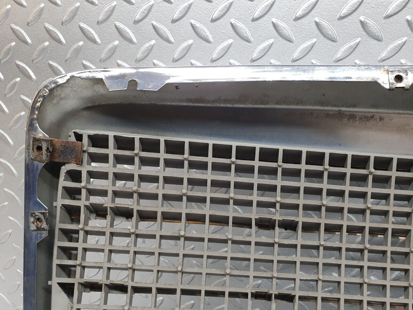 41221 Mercedes-Benz W126 300SE Bonnet Grill Chrome 1268880423