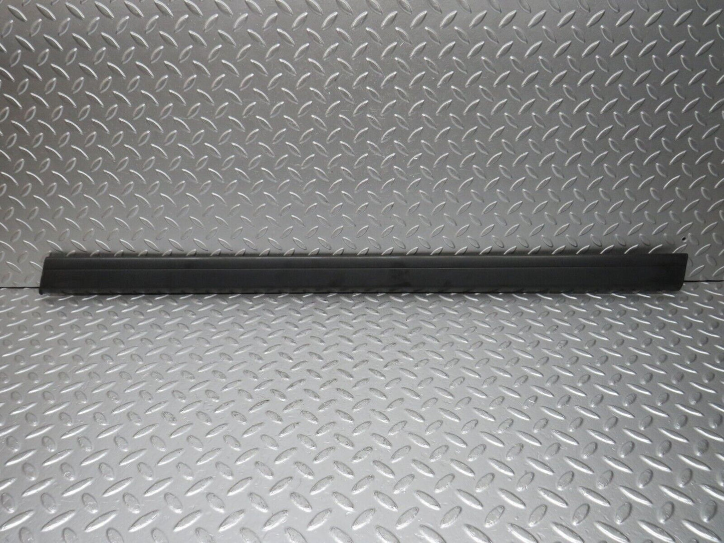 32301 Mercedes-Benz S124 300TE Wagon Front Right Door Centre Moulding Trim