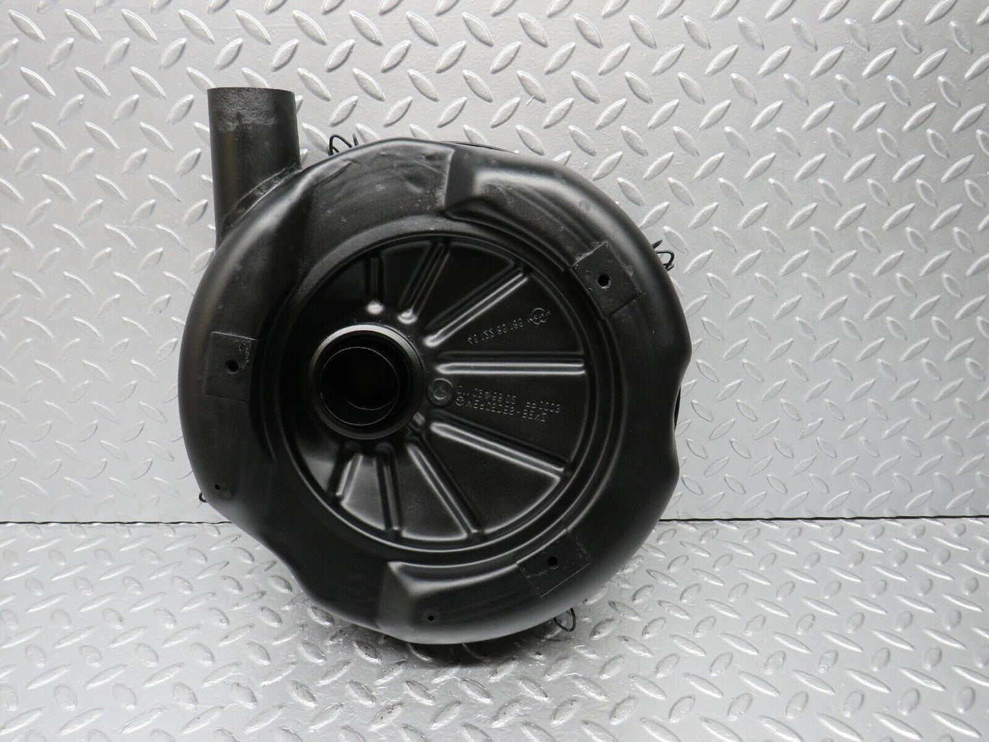 40600 Mercedes-Benz W123 300D Air Filter Box Housing 0110946802 0010949504