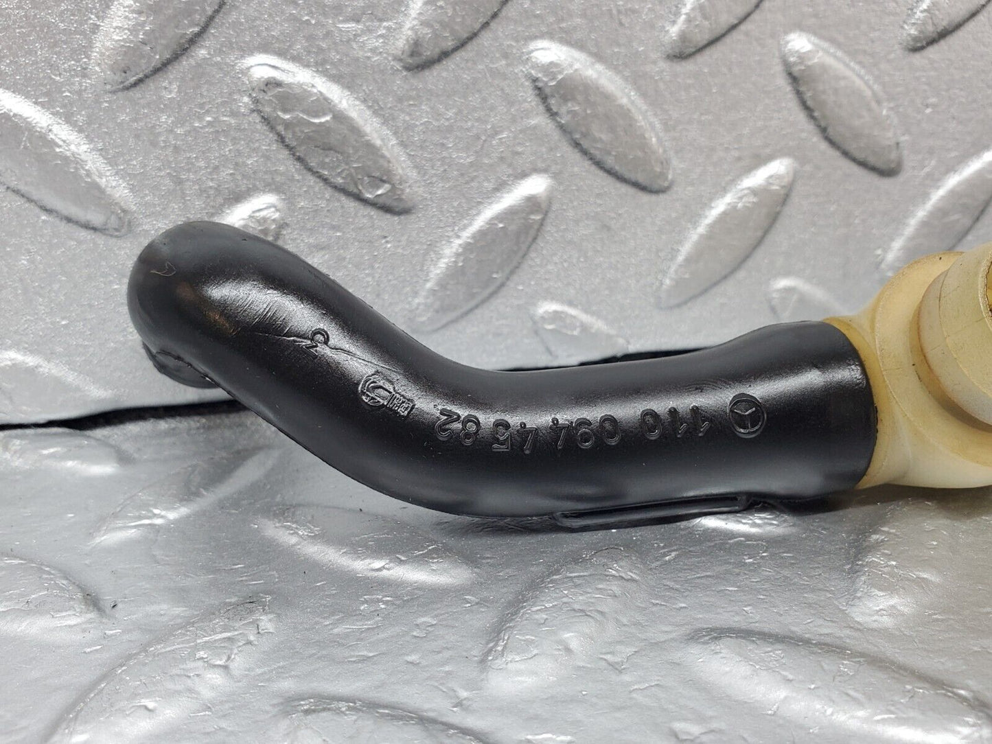 44453 Mercedes-Benz W123 280E Air Intake Pipe 1100946082 1100944582
