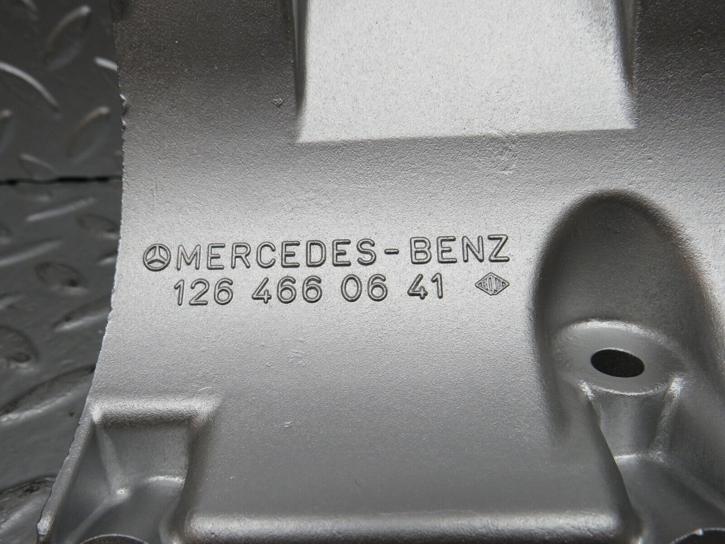 32662 Mercedes-Benz S124 300TE Wagon Power Steering Pump Bracket 1264660641