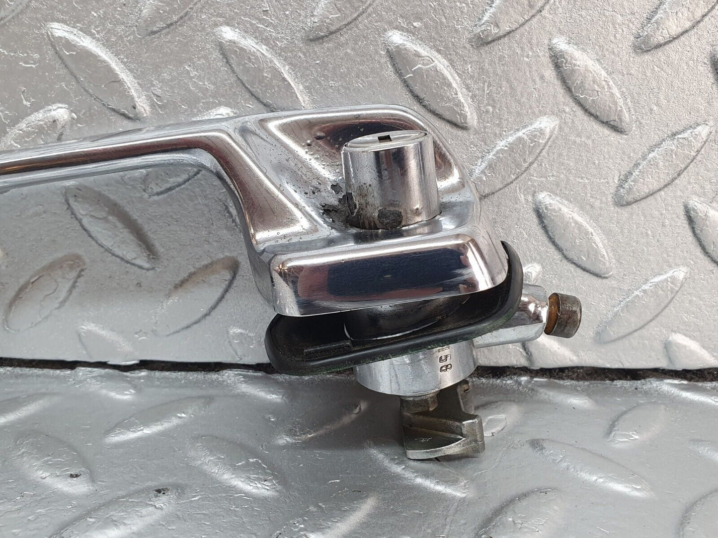 43160 Mercedes-Benz W108 280SE Front Left Door Exterior Handle No Key 1087661301 1087660905 1087661105