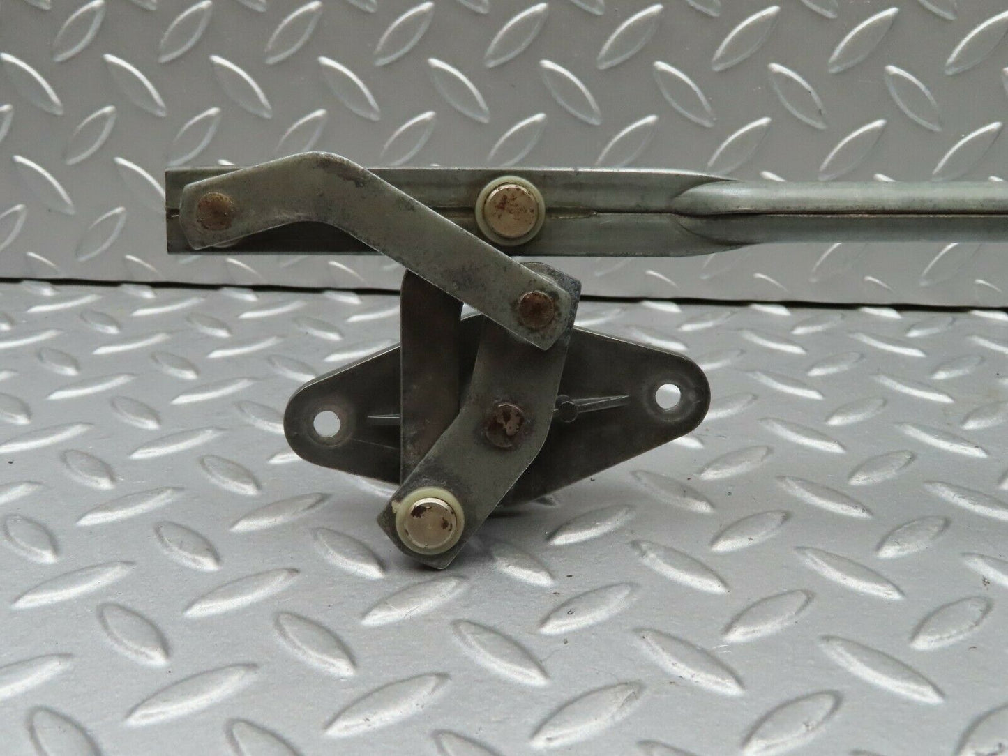 4808 Mercedes-Benz W114 280CE Coupe Windscreen Wiper Linkage