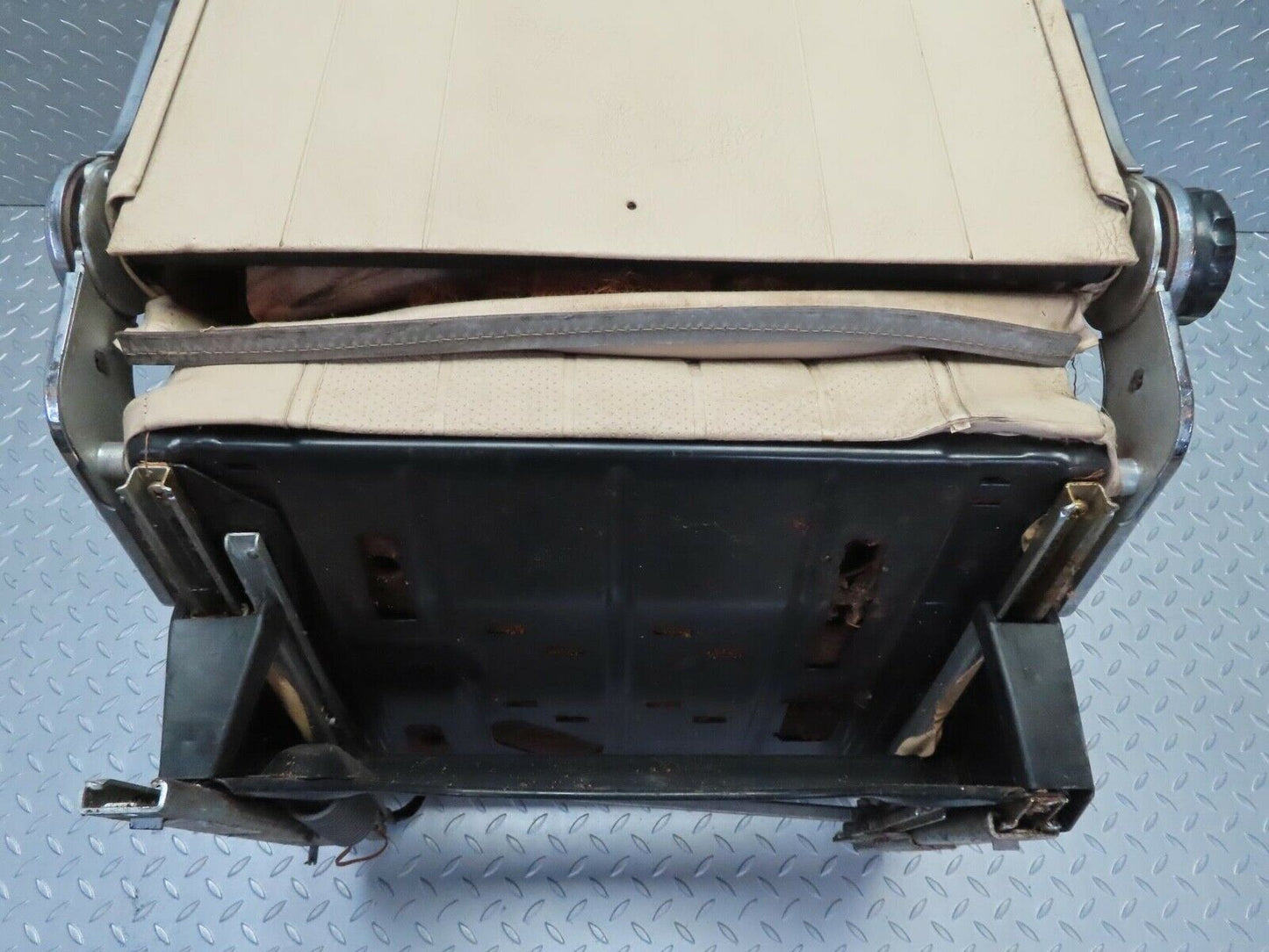 12507 Mercedes-Benz W108 280SE 3.5 Front Right Seat Cream