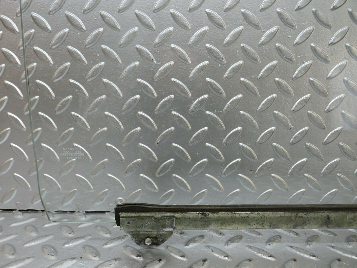 23649 Mercedes-Benz W114 280E Front Right Door Window Glass