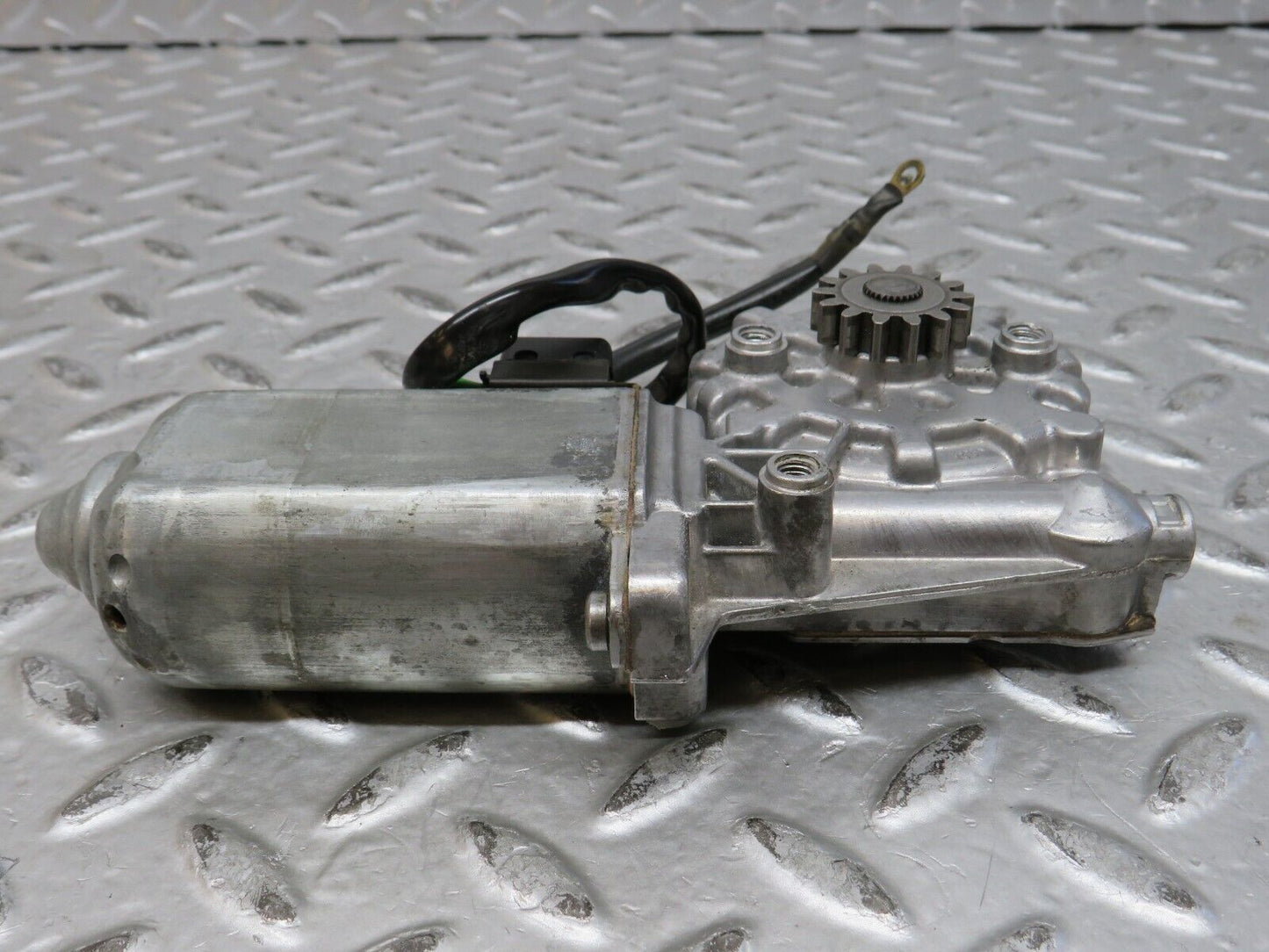 28733 Mercedes-Benz W123 230E Front Right Window Regulator Motor 0130821019