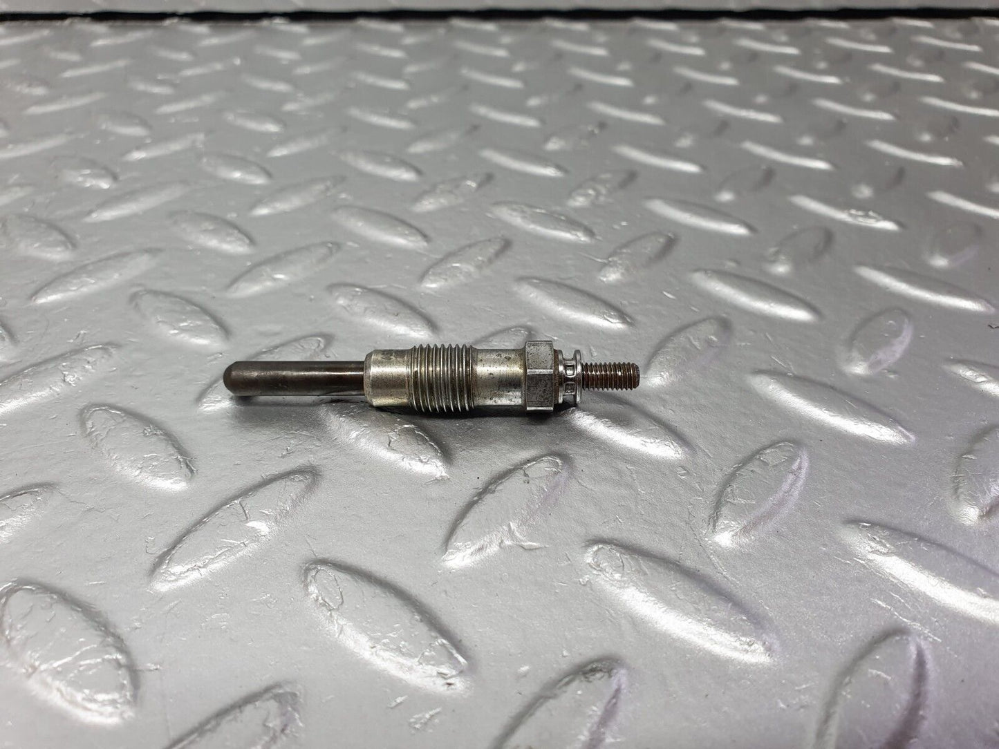 40849 Mercedes-Benz W123 300D Glow Plug Beru 0100221107