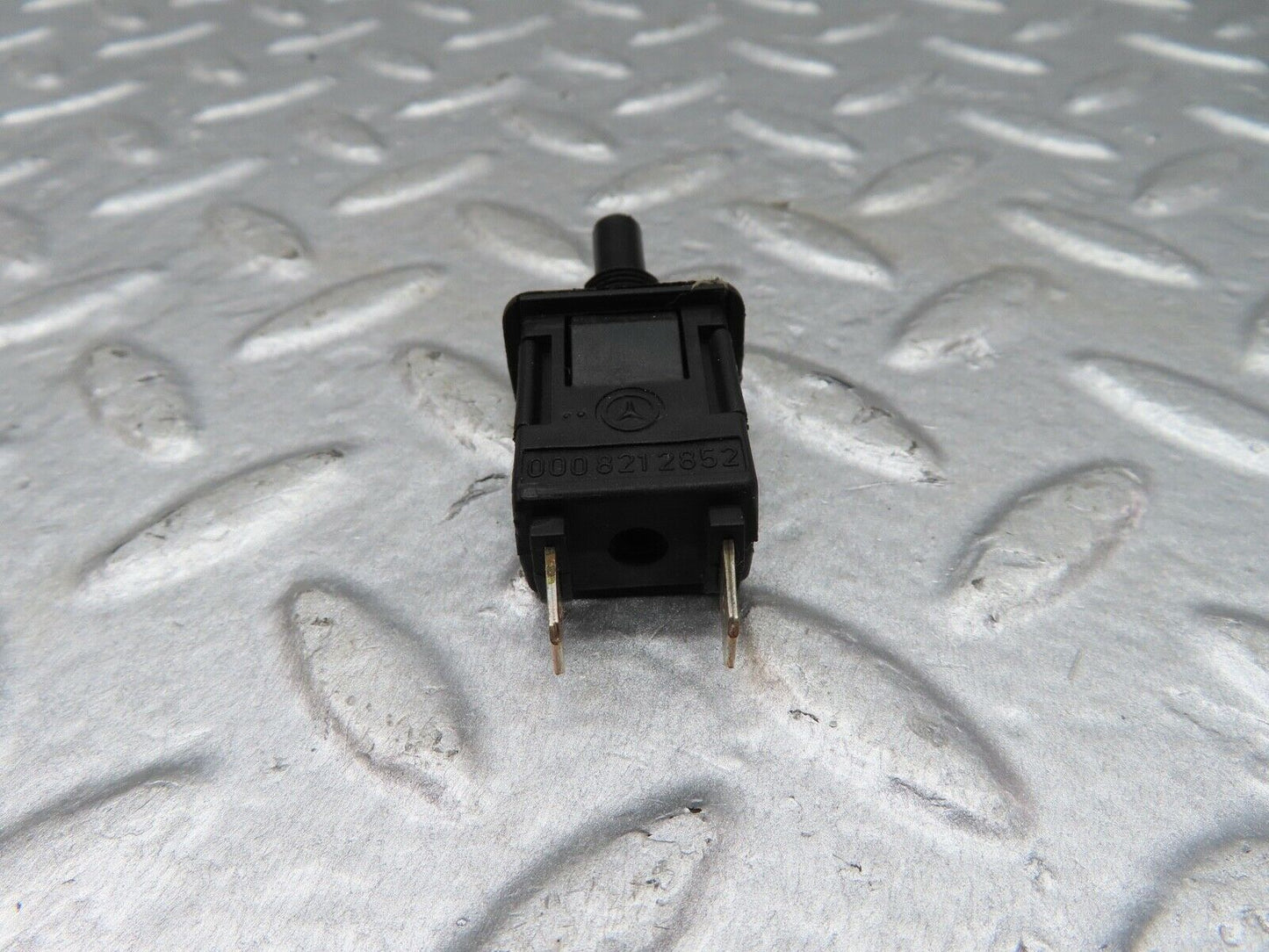 18088 Mercedes-Benz W123 200 Door Contact Switch 0008212852