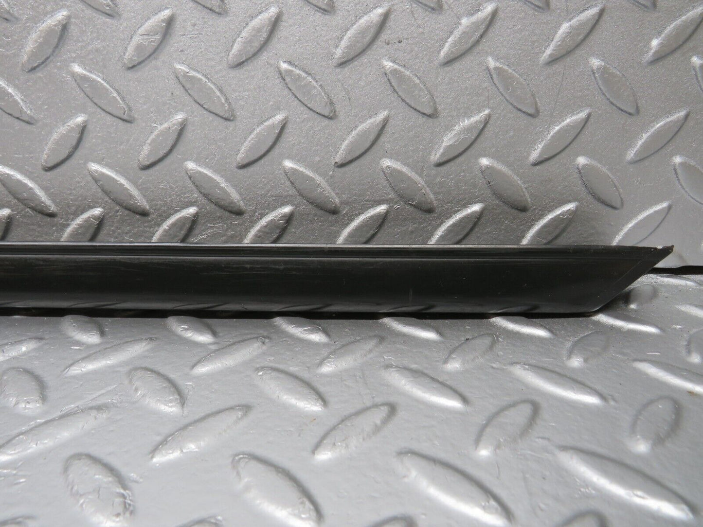 40128 Mercedes-Benz R107 350SL Coupe Left Door Centre Moulding Trim