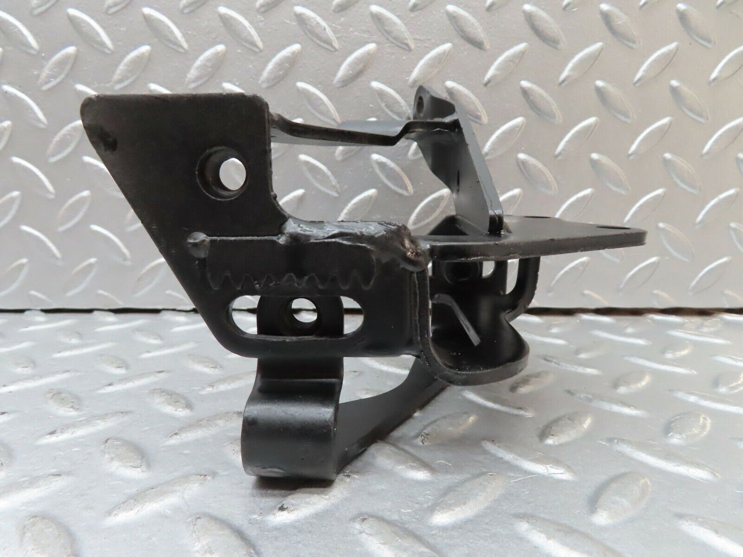 20361 Mercedes-Benz W114 280CE Coupe Power Steering Pump Bracket