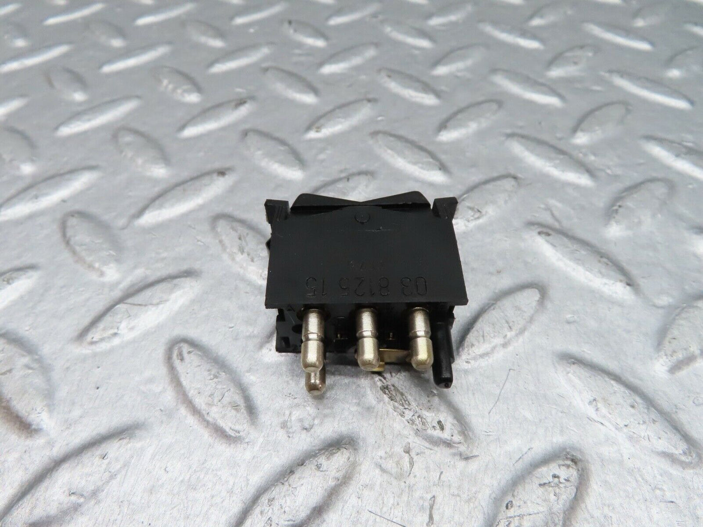 18089 Mercedes-Benz W123 200 Rear Heated Windscreen Switch 03812515
