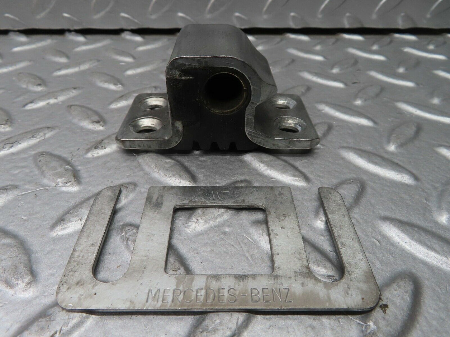 21519 Mercedes-Benz W126 300SE Door Lock Latch Left Side
