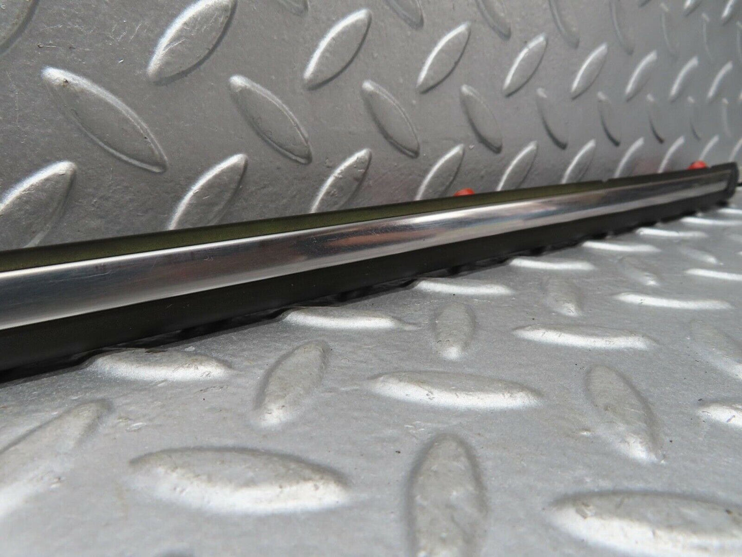 15831 Mercedes-Benz W123 280E Front Right Fender Wing Centre Moulding Trim