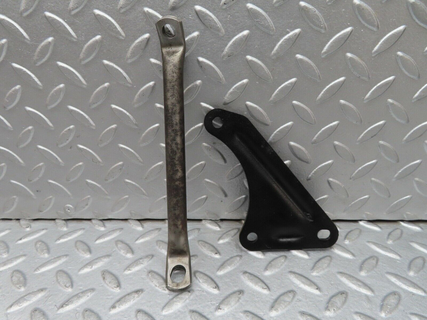 16975 Mercedes-Benz C123 280CE Coupe Power Steering Pump Bracket